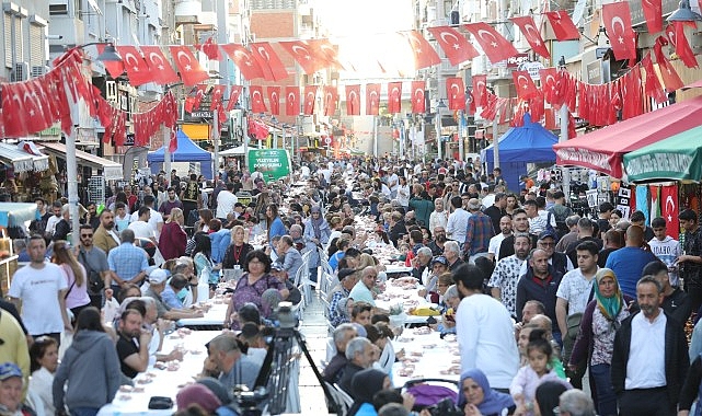 Bayraklı’da iftar sofraları ve Ramazan şenlikleri