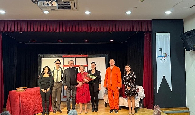 Bayraklı’da tiyatro keyfi “Sırf Cinayet” tiyatro oyunu beğeni kazandı