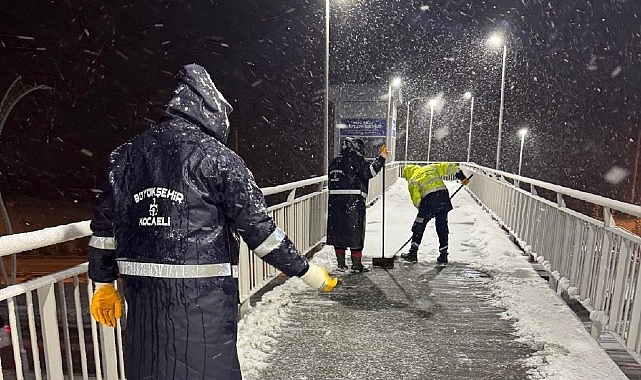 Büyükşehir’den karla mücadeleye tam gaz devam  Yaya üstgeçitleri kardan temizleniyor