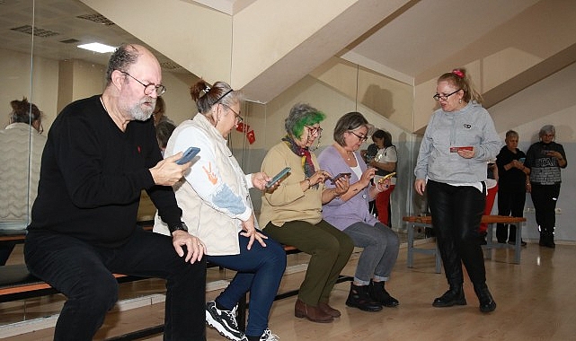 “Hayatın içindeyim” ile hayaller gerçek oluyor; Büyüklerimiz, tiyatroda hünerlerini sergileyecek