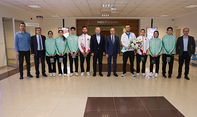 Selçuklu Belediyespor Kulübü’nün kick boks, judo ve bisiklet takımlarının başarılı sporcuları Selçuklu Belediye Başkanı Ahmet Pekyatırmacı’yı ziyaret etti