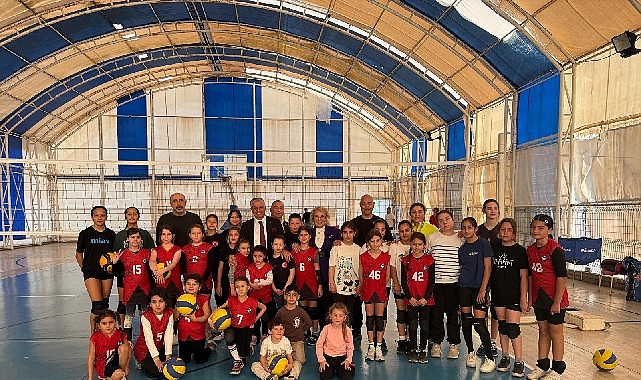 Başkan Topaloğlu’ndan geleceğin voleybolcularına ziyaret