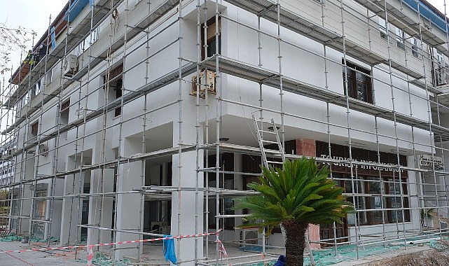 Belediye binasında tadilat çalışmaları devam ediyor 
