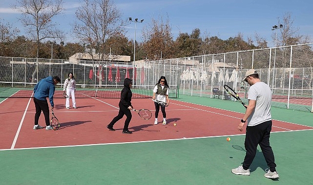 Büyükşehir Belediyesi’nden ücretsiz tenis eğitimi