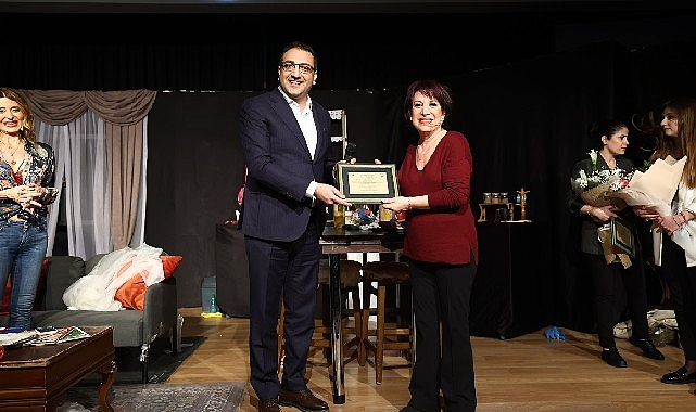 Plastik Aşklar’a ayakta alkış