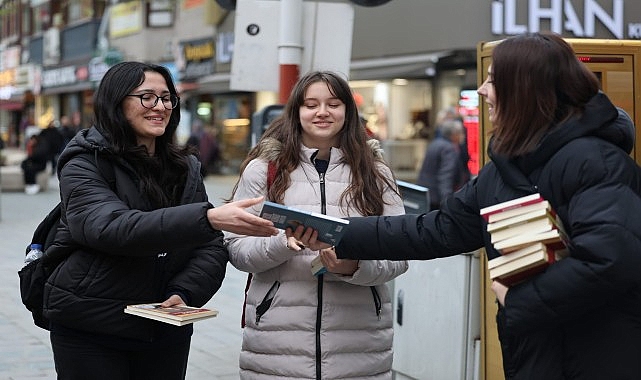 Cumhuriyet Bulvarı’nda kitap sürprizi