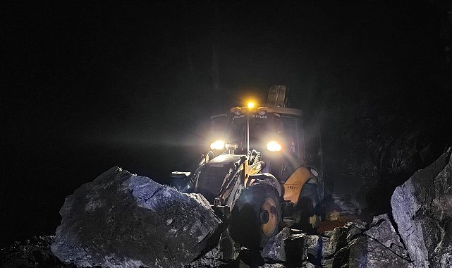 Heyelan nedeniyle kapanan Taşatan yolu açıldı