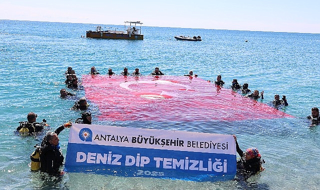 Konyaaltı Sahili’nde deniz dibi temizliği yapıldı