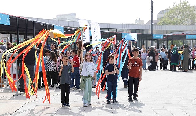 Rengârenk hayaller gökyüzü ile buluştu