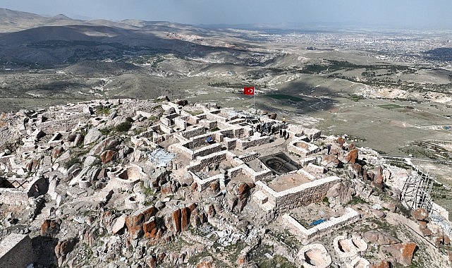 • Selçuklu Belediye Başkanı Ahmet Pekyatırmacı, Gevale Kalesi’nde sona gelinen 3. etap restorasyon çalışmalarını yerinde inceledi.