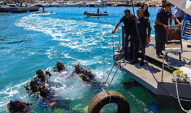 Antalya Büyükşehir Belediyesi’nden Kaleiçi Yat Limanı’nda deniz dip temizliği
