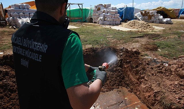 Büyükşehir, kurban pazar yerlerini ilaçlıyor