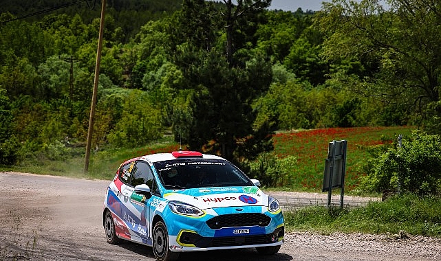 Engelli ralli pilotu Kübra aracını başarıdan başarıya sürüyor