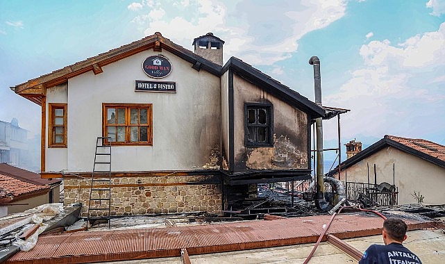 Antalya Büyükşehir İtfaiyesi 3 dakikada müdahale etti