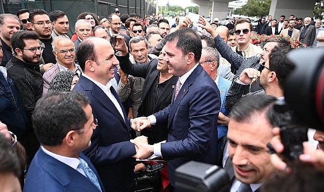 Bakan Kurum Türbeönü Çarşılarında Konyalılarla Kucaklaştı