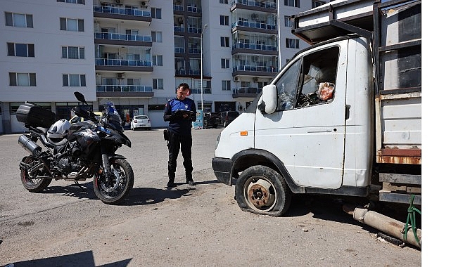 Bayraklı’da hurda araçlar kaldırılıyor