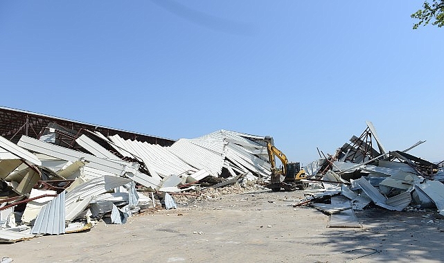 Çalı’da 2 bin 300 metrekarelik kaçak depo yıkıldı