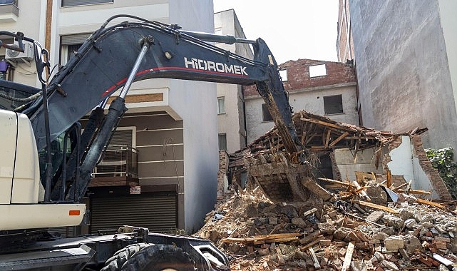 Karşıyaka’da metruk ve riskli binalar tek tek yıkılıyor