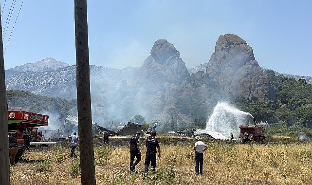 Kemer’de çalılık alanda yangın