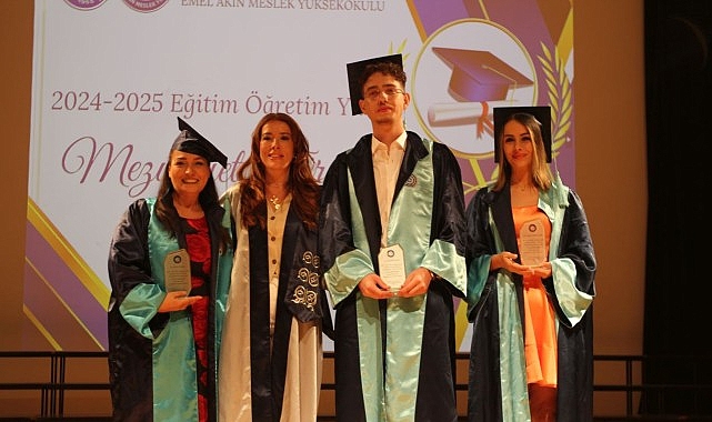 Ege Üniversitesi Emel Akın MYO’da mezuniyet sevinci