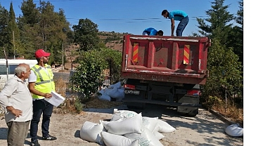 Büyükşehir’den üreticiye tavuk yemi ve ekipman desteği