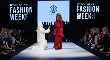 Podyumda sürpriz evlilik teklifi