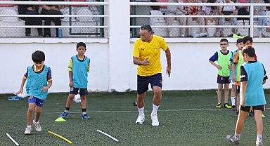 Profesyonel futbolcular geleceğin yıldızlarına hocalık yaptı