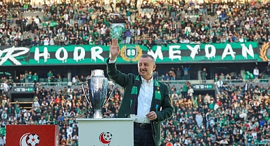 Büyükakın, hem Kocaelispor’u, hem de taraftarı kutladı