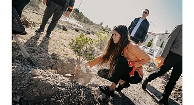 Çeşme’de 411 fidan, binlerce adım, tek bir söz: “İstanbul Sözleşmesi yaşatır”