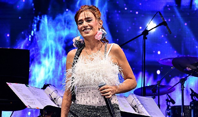 Yıldız Tilbe, Kıbrıs’ta 2 bin davetliye unutulmaz bir gece yaşattı!